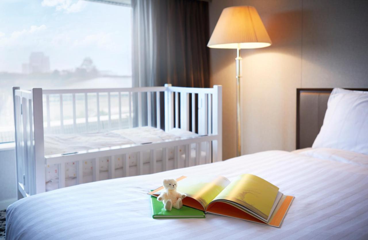 Hotel New Otani Osaka Eksteriør billede A floor lamp
