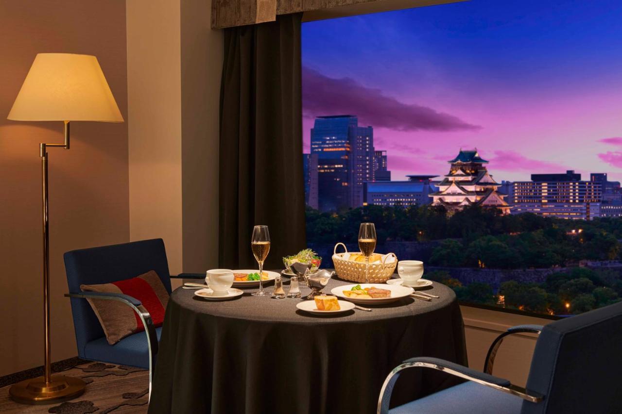 Hotel New Otani Osaka Eksteriør billede A view of the Osaka Castle from a suite at the hotel