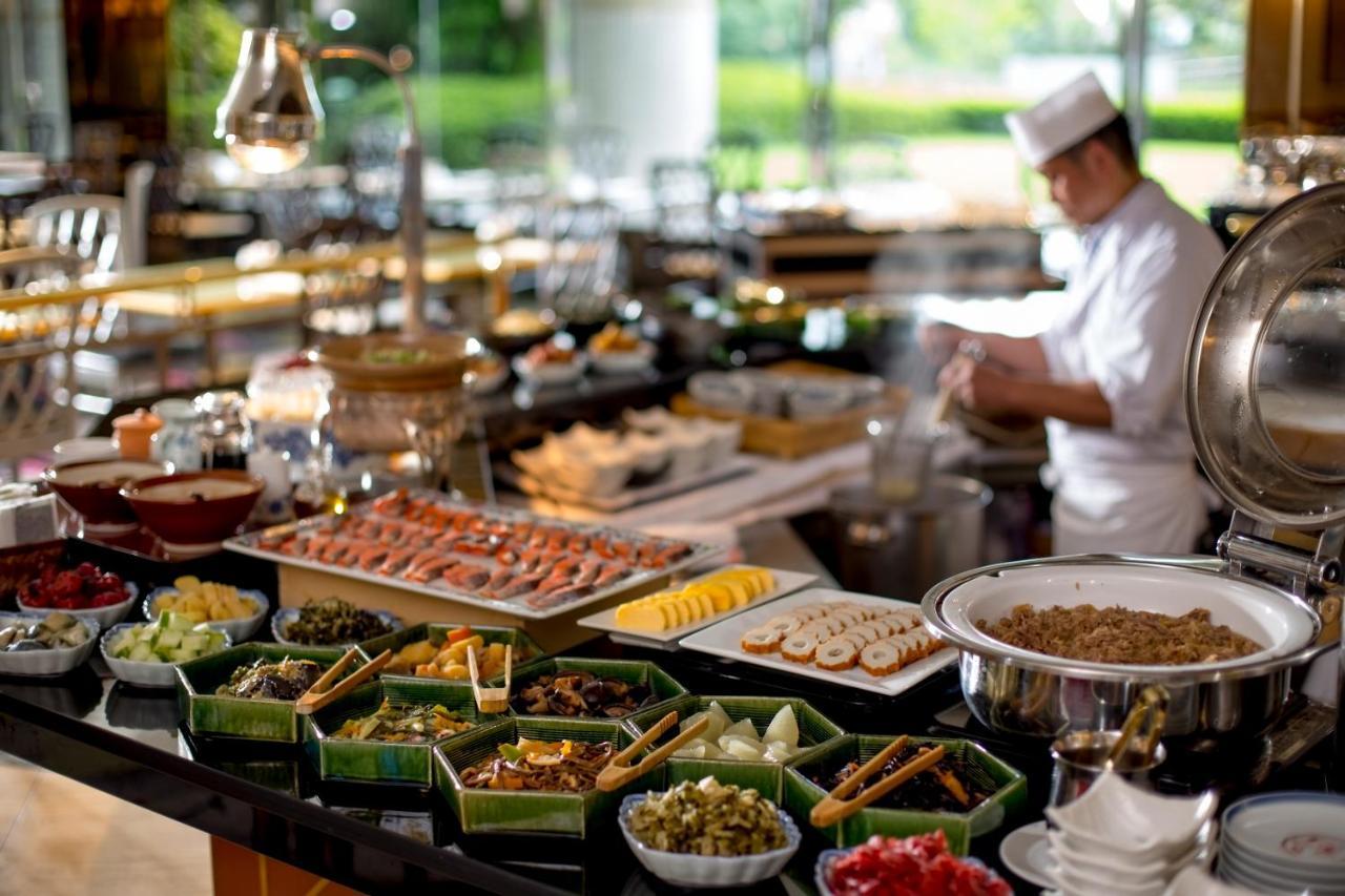 Hotel New Otani Osaka Eksteriør billede A buffet at a hotel