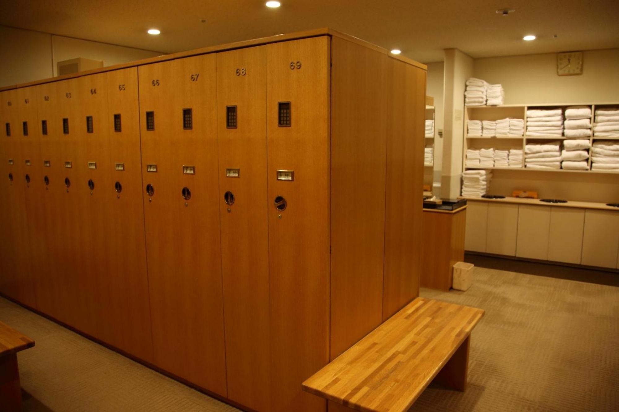 Hotel New Otani Osaka Eksteriør billede A locker room at a spa