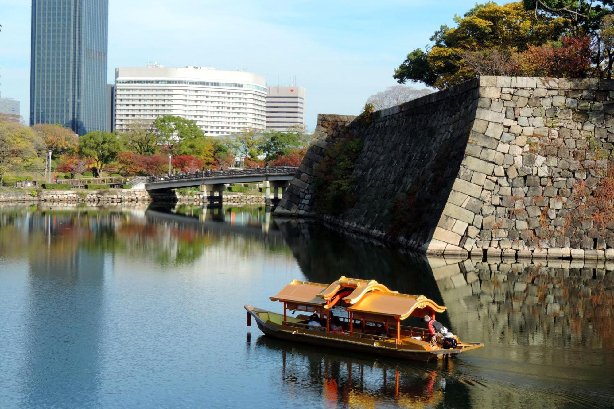 Hotel New Otani Osaka Eksteriør billede A traditional pleasure boat on the moat of Osaka Castle